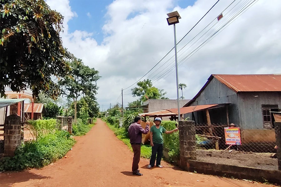 Đường trong thôn Dơk Rơng khang trang. Ảnh: LÊ KIẾN