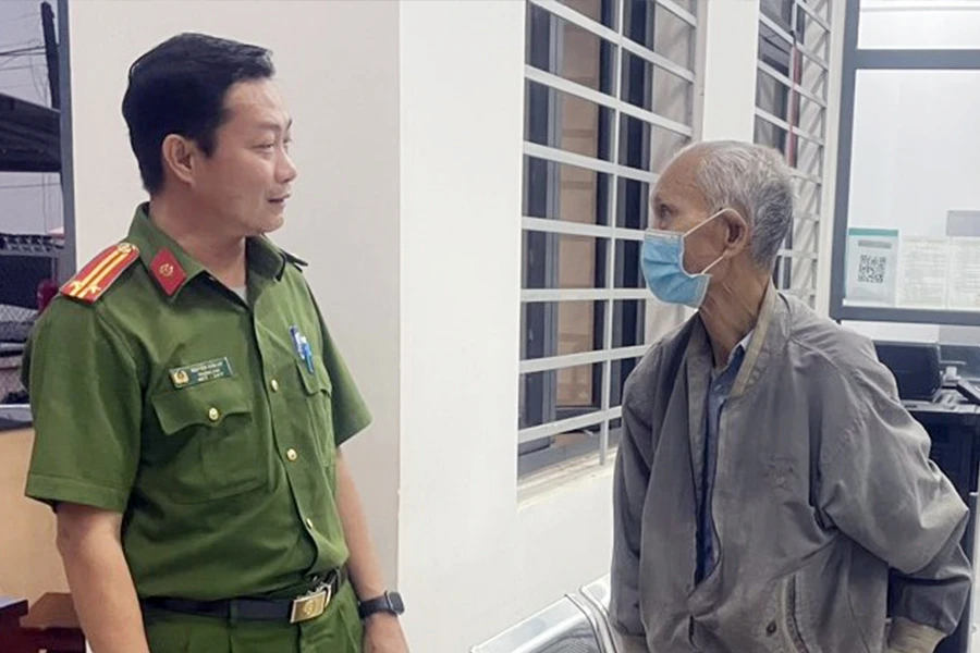 Trung tá Nguyễn Văn Chí luôn gần gũi, lắng nghe góp ý của người dân để thực hiện nhiệm vụ ngày một tốt hơn. Ảnh: LÊ ÁNH