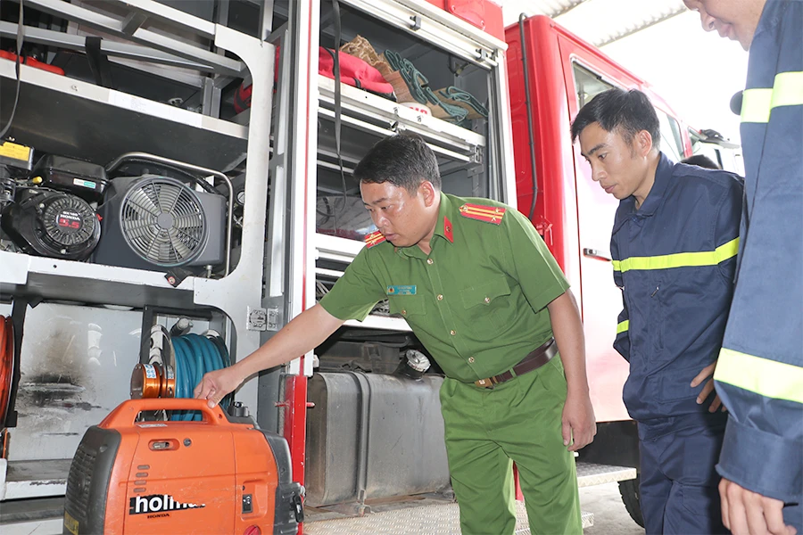 Trung tá Đỗ Bách Tùng đang kiểm tra các trang thiết bị phục vụ công tác PCCC&amp;CNCH. Ảnh: VÕ TÙNG
