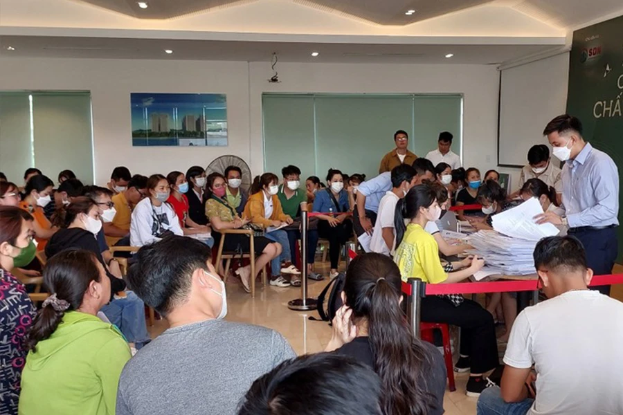 Người dân xếp hàng nộp hồ sơ mua nhà ở xã hội ở TP Đà Nẵng hồi tháng 5-2023. Ảnh: CTV