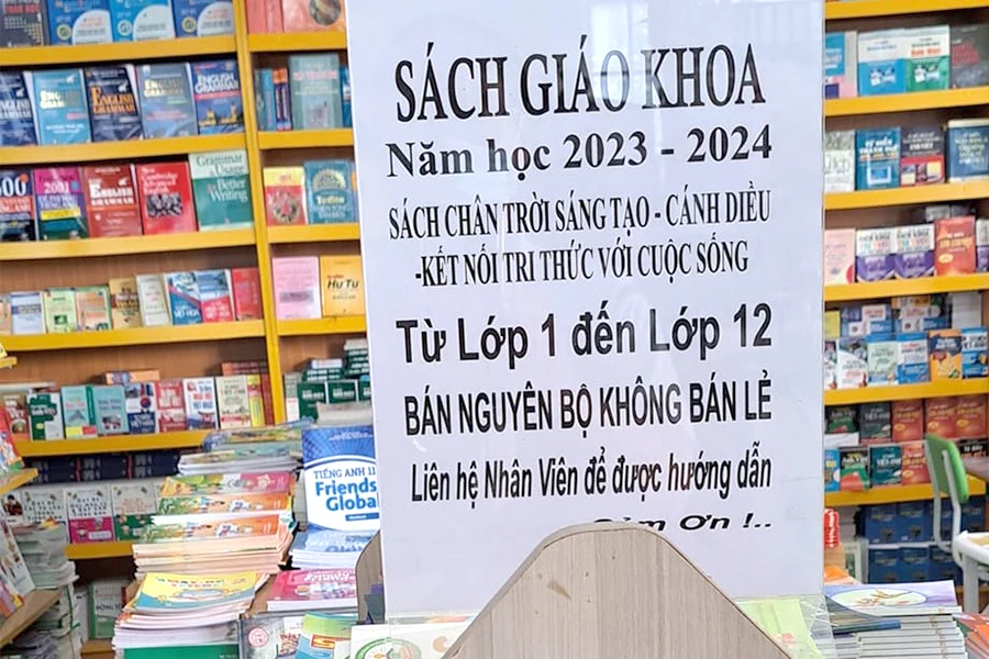 Một nhà sách tại quận Tân Phú thông báo sách chỉ bán nguyên bộ khiến phụ huynh muốn mua lẻ đành phải ra về. Ảnh: HTK Một nhà sách tại quận Tân Phú thông báo sách chỉ bán nguyên bộ khiến phụ huynh muốn mua lẻ đành phải ra về. Ảnh: HTK
