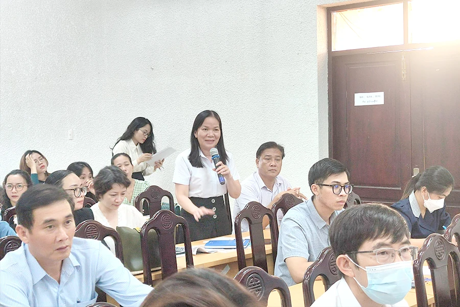 Đại diện một doanh nghiệp phát biểu những thắc mắc đến cơ quan BHXH TP.HCM. Ảnh: NGUYỄN HIỀN Đại diện một doanh nghiệp phát biểu những thắc mắc đến cơ quan BHXH TP.HCM. Ảnh: NGUYỄN HIỀN