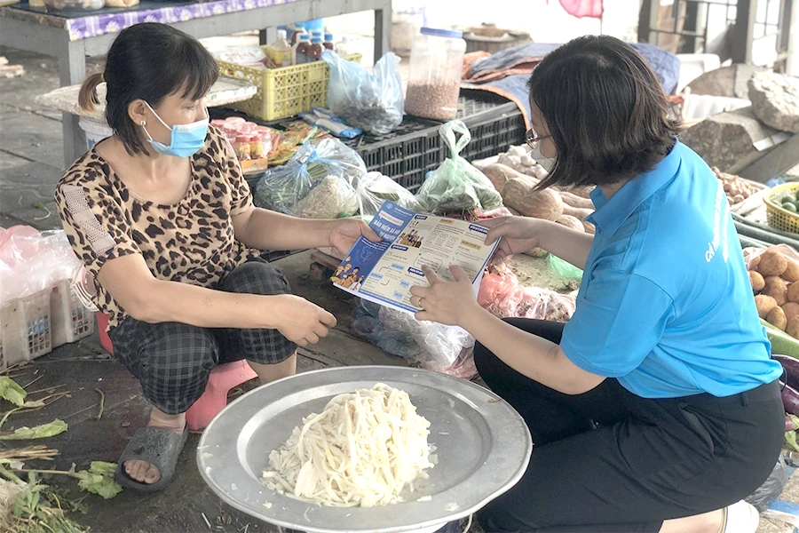 Người dân tìm hiểu chính sách BHXH tự nguyện để tham gia nhằm hưởng lương hưu khi về già. Ảnh: VIẾT LONG