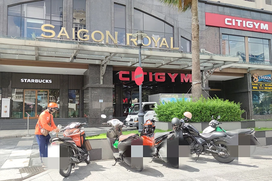 Ban quản lý chung cư Saigon Royal quy định khách vãng lai đậu xe máy ở hầm B3, đậu sai quy định phải đóng phí. Ảnh: NGUYỄN HIỀN