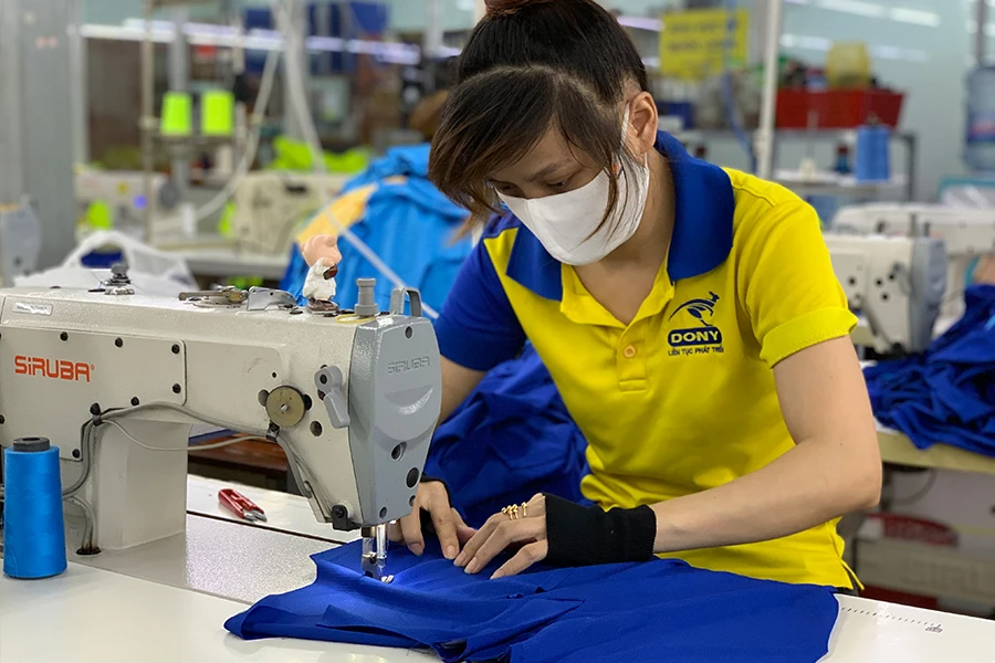 Ngành may mặc có thể gặp áp lực khi cạnh tranh trực tiếp với hàng Trung Quốc trên thị trường quốc tế. Ảnh: P.MINH