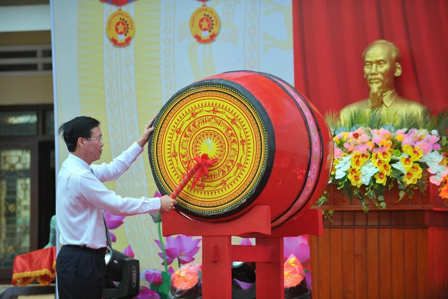 Chủ tịch nước Võ Văn Thưởng đánh trống khai giảng tại Trường Phổ thông Dân tộc nội trú Gia Lai. Ảnh: LK