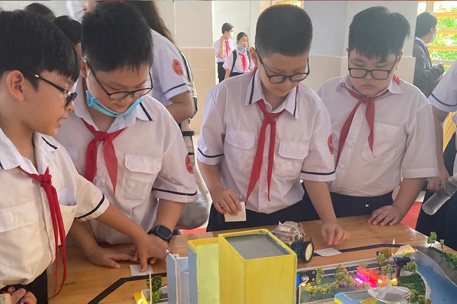 Học sinh Trường THCS Vân Đồn, quận 4 thích thú tham gia các trò chơi trong lễ khai giảng năm học mới. Ảnh: BÍCH CHI