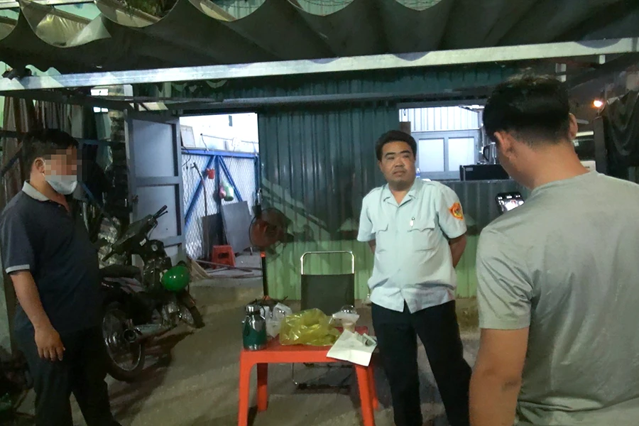 Khi ông Sơn vừa nhận tiền thì các trinh sát ập đến bắt quả tang, lập biên bản và đưa về trụ sở làm việc. Ảnh: TÂN - YÊN