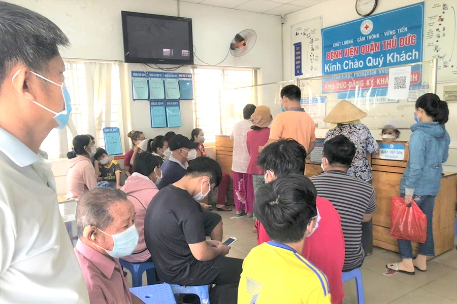 Người dân đang chờ khám bệnh tại Phòng khám đa khoa vệ tinh Linh Xuân, TP Thủ Đức, TP.HCM. Ảnh: THẢO PHƯƠNG