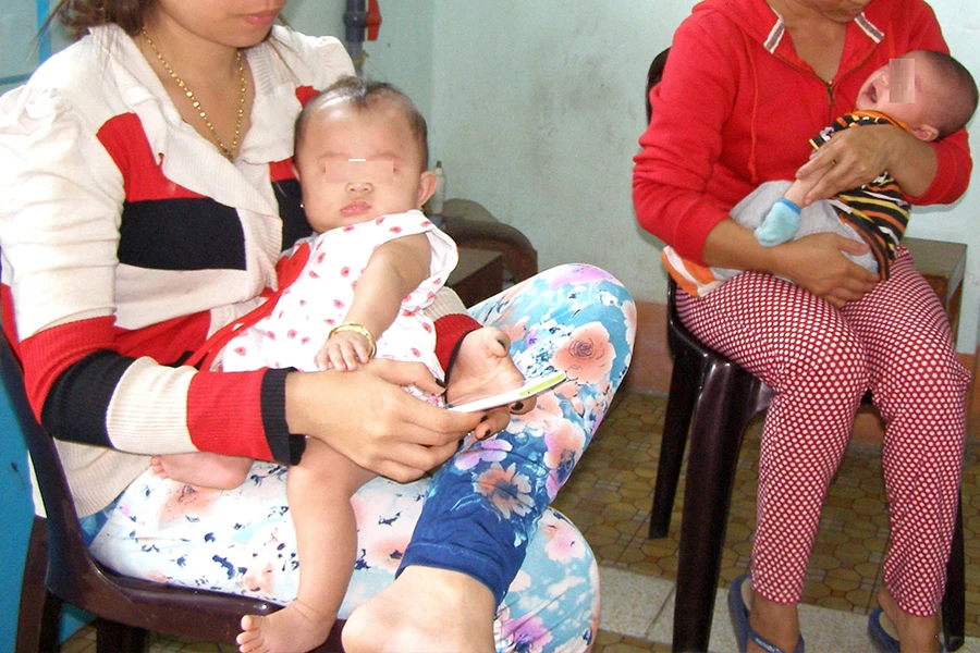 Trẻ khám tiêu chảy do kháng với kháng sinh vi khuẩn đường ruột. Ảnh: TRẦN NGỌC