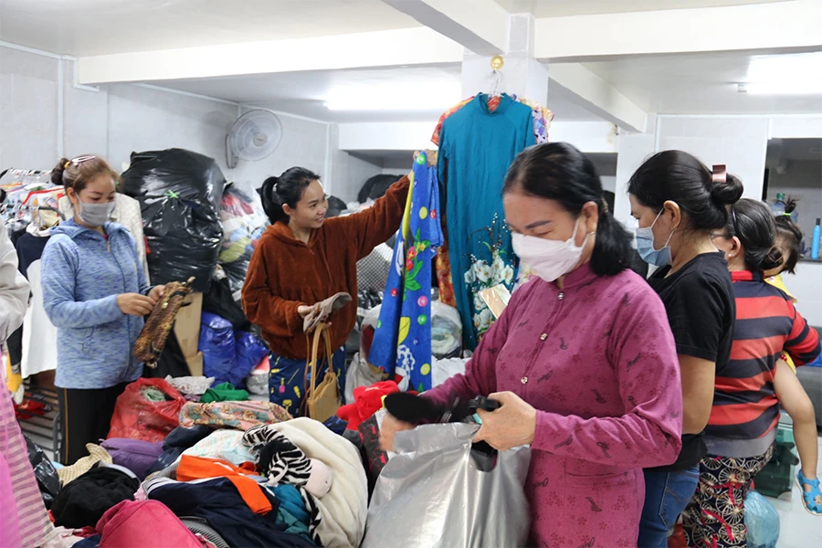 Đông đúc người dân đến “gian hàng 0 đồng” sắm đồ Tết