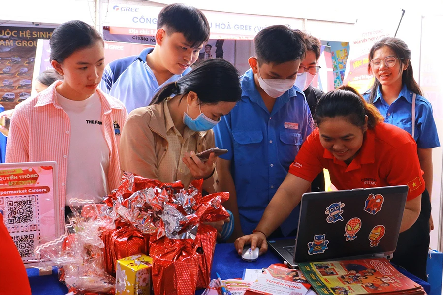 Nhiều sinh viên tìm việc làm Tết tại ngày hội việc làm cho sinh viên, công nhân