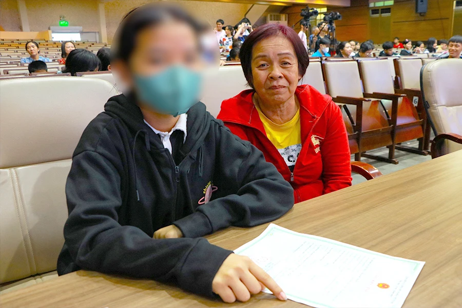 Nhận được giấy khai sinh, em TTTT xúc động bên mẹ