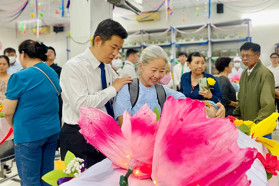 động viên người nhà của người hiến xác cho y học