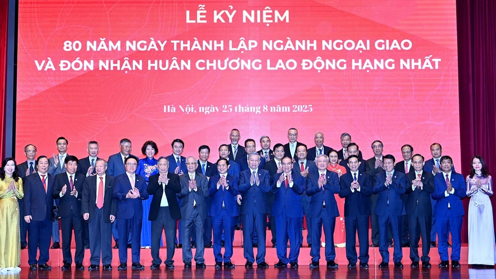 Tổng Bí thư Tô Lâm và các đồng chí lãnh đạo, nguyên lãnh đạo Đảng, Nhà nước và các đại biểu dự lễ kỷ niệm 80 năm ngành ngoại giao Việt Nam (28-8-1945 – 28-8-2025). Ảnh: Báo NHÂN DÂN
