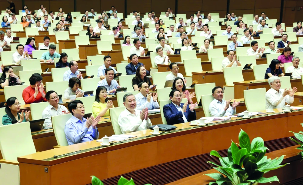 08-09 XayDungNhaNuoc-anh chinh bai 1.jpg