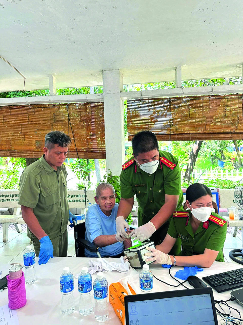 Công an TP.HCM làm CCCD cho người yếu thế. Ảnh: HUỲNH THƠ