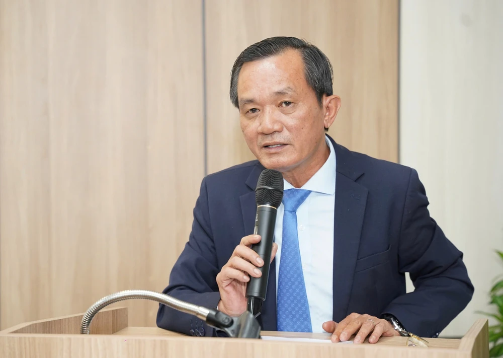 p10-p11-anh 1_we talk we_ahien.jpg