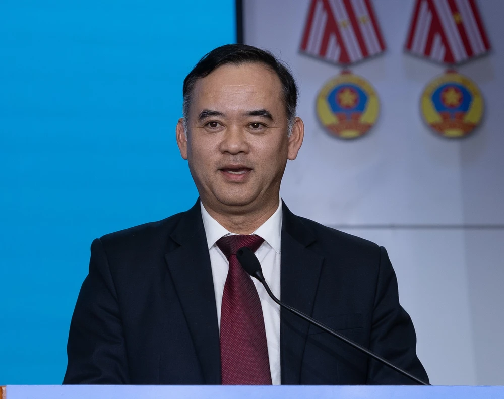 P1213_Cot phai_h1_TRAN NAM TU.jpg