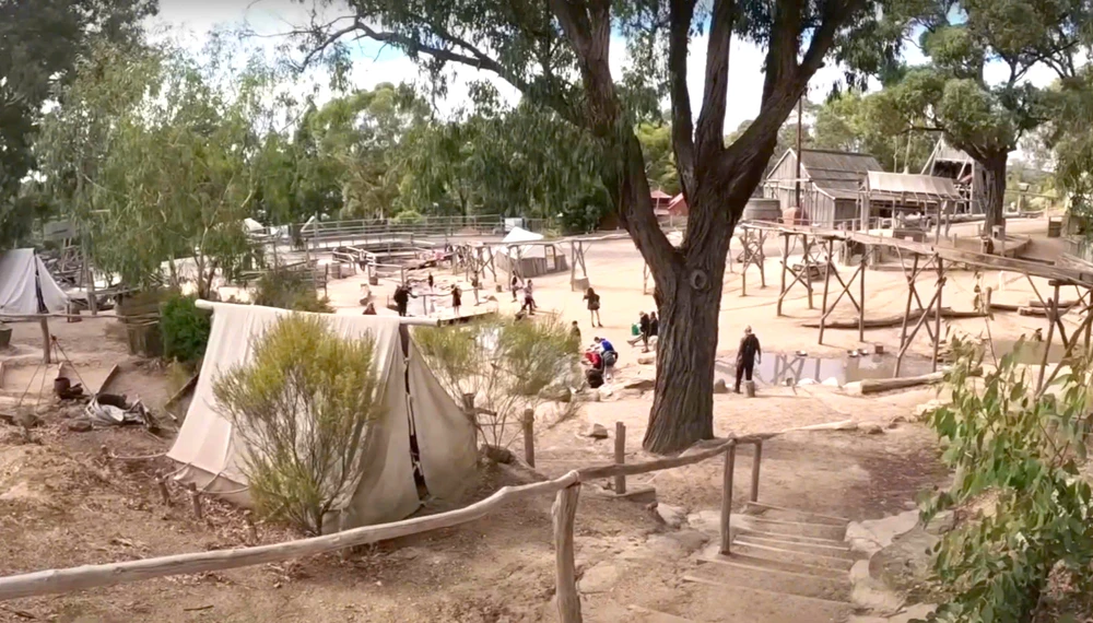 Khung cảnh đãi vàng bên dòng suối ở đồi đồi Sovereign. Ảnh: DatViet Tour