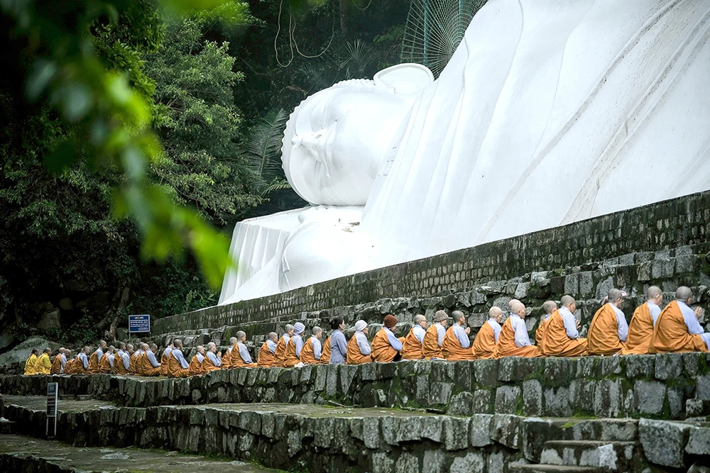 Tượng Phật Thích Ca nhập niết bàn dài 49m trên đỉnh núi. Ảnh: TTC World.