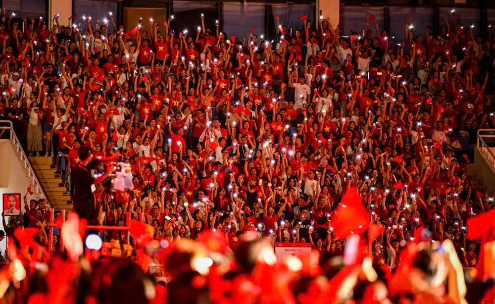 Hàng chục ngàn khán giá cùng nhau bật đèn flash điện thoại lên tạo nên khung cảnh hoành tráng trên khán đài. Ảnh: BÁO NHÂN DÂN