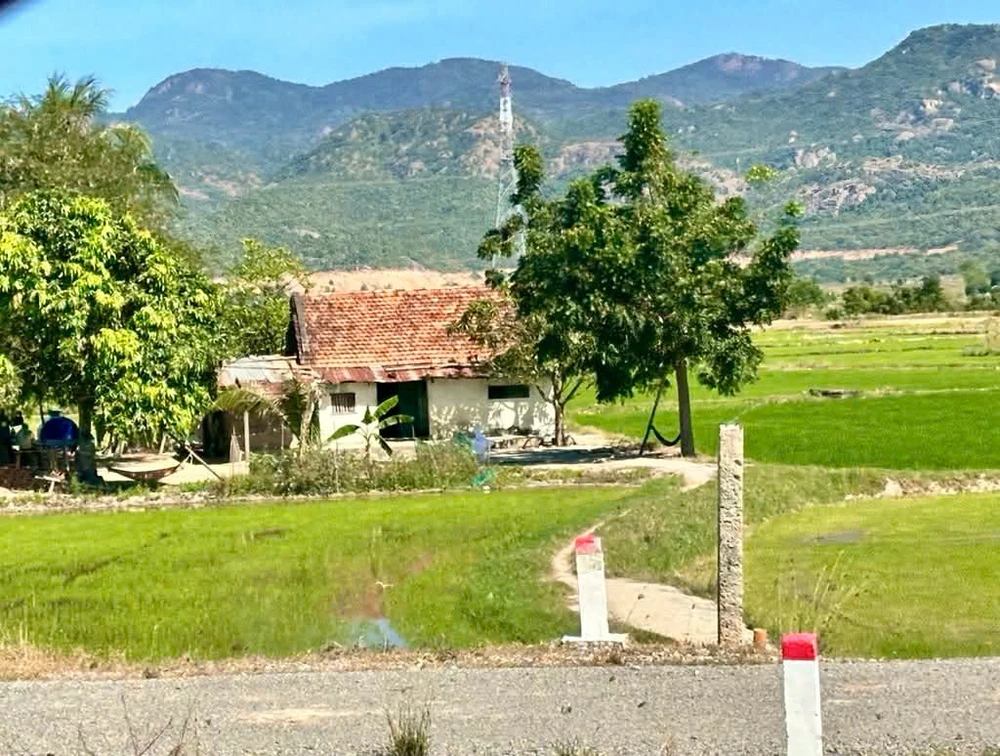 Con đường nhỏ dẫn vào xóm rẫy. Ảnh: ĐỨC HIỂN