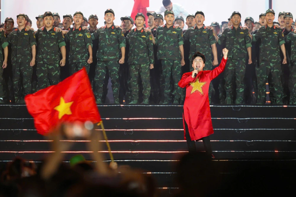 Ca sĩ Tùng Dương với màn trình diễn mang đến những cảm xúc thăng hoa. Ảnh: Việt Trung/VTV