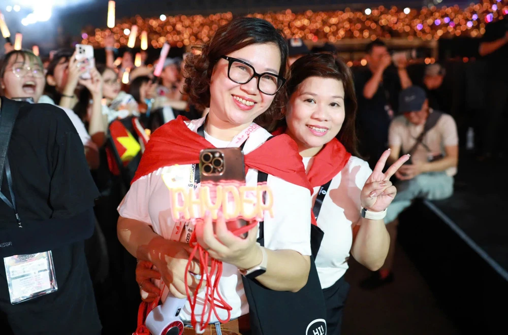 Khán giả hào hứng tại concert Quốc gia.