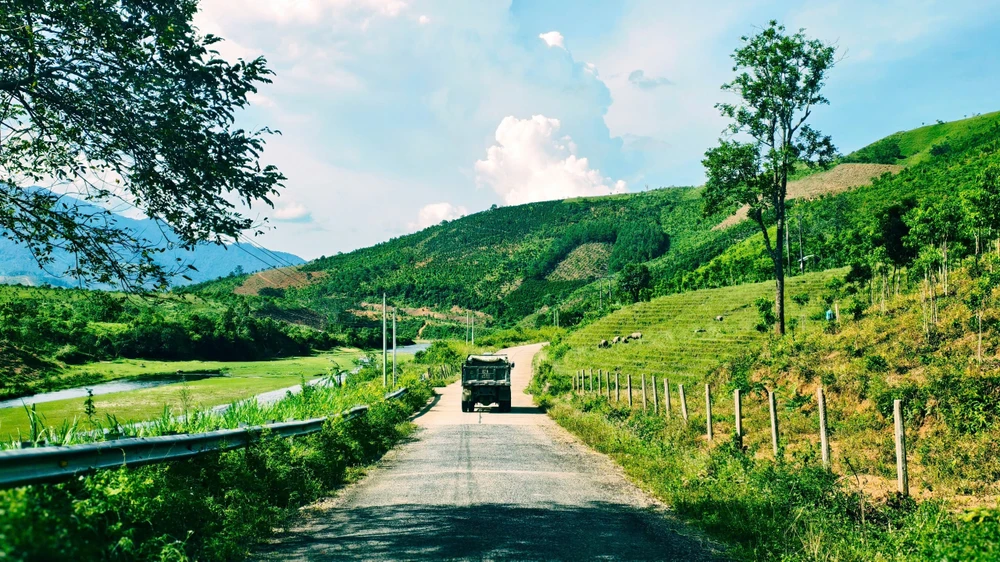 Con đường vào làng được bê tông hóa khang trang. Ảnh: TRUNG KIÊN