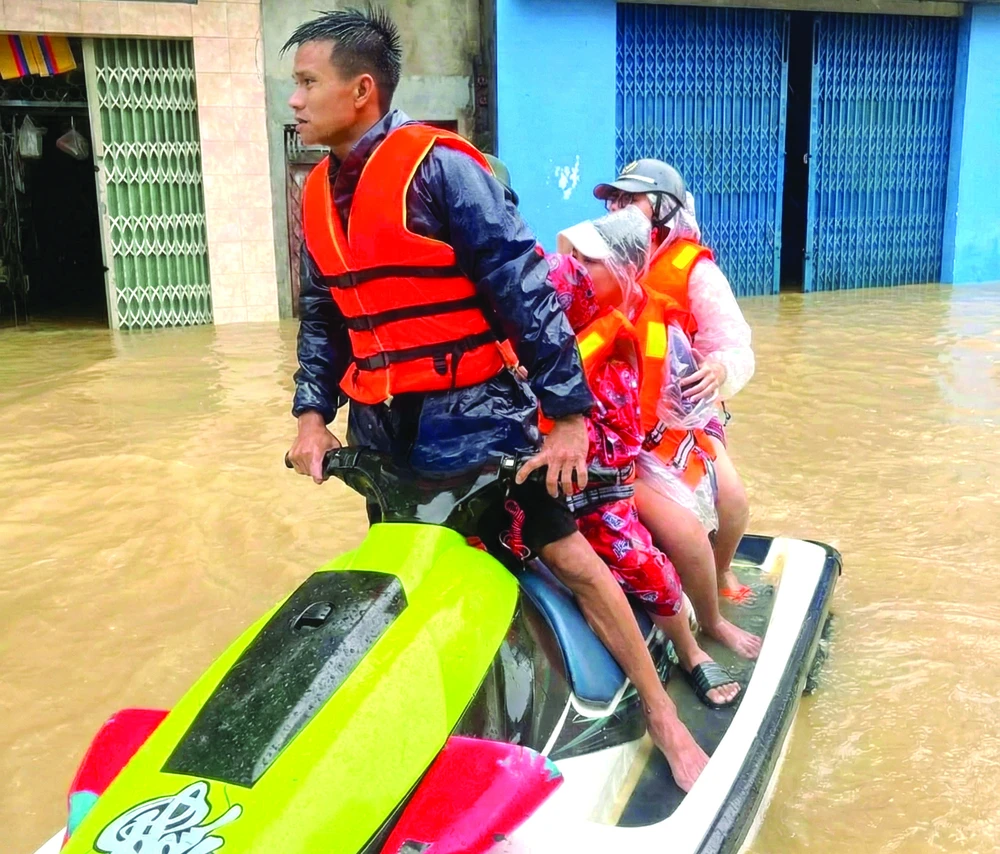 Anh Minh Hòn Nưa trên chiếc Jetski của mình. Ảnh: NVCC