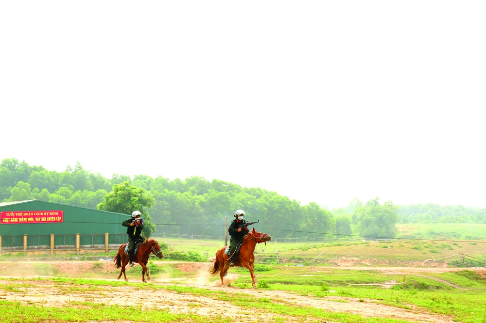 Bài tập bắn súng trên lưng ngựa. Ảnh: VIẾT THỊNH