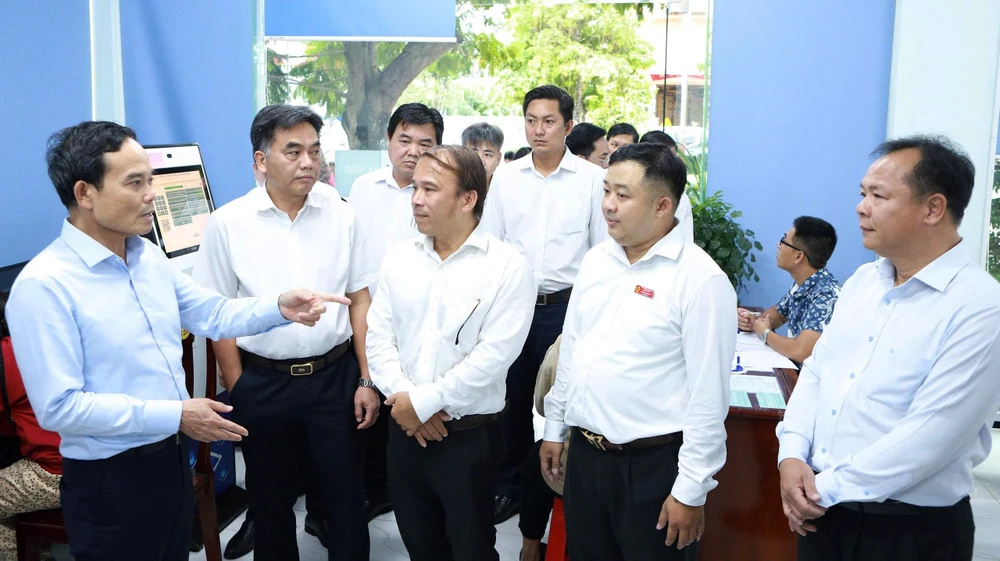 Ông Trần Lưu Quang, Bí thư Thành ủy TP.HCM, khảo sát tại Trung tâm phục vụ hành chính công ở phường Bình Dương ngày 17-9-2025. Ảnh- Lê-Ánh.jpg