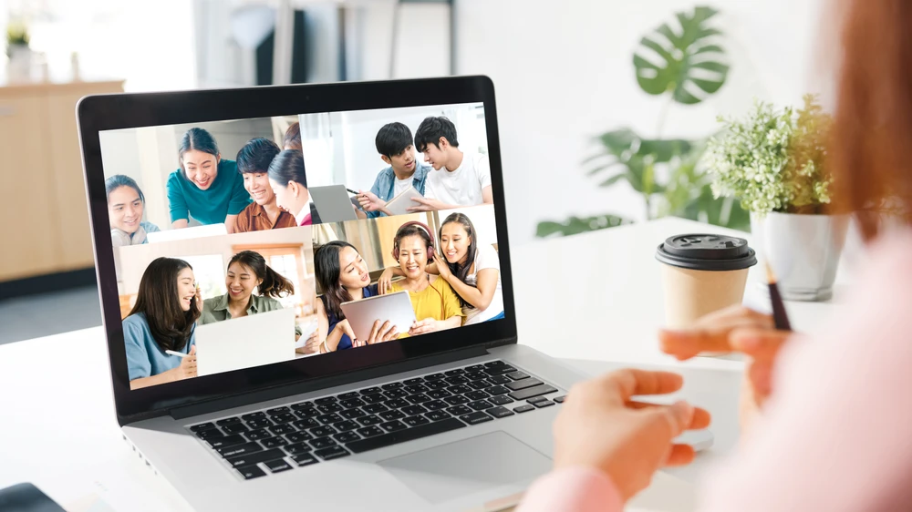 Cha mẹ, thầy cô rất cần cập nhật các vấn đề của giới trẻ để làm bạn với con, em mình. Ảnh: FREEPIK