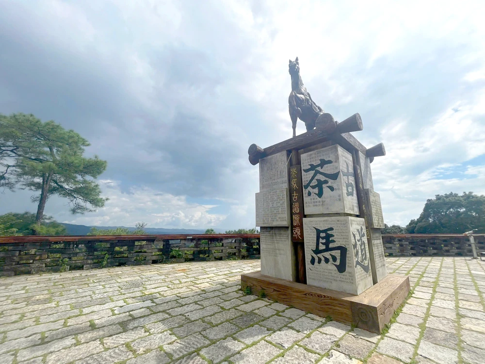 Bức tượng ngựa trên con đường Trà Mã Cổ Đạo. Ảnh: THU VÂN