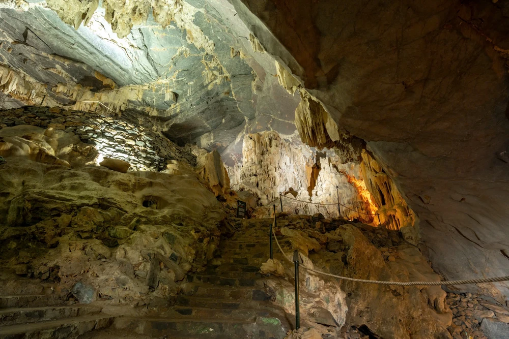 Bên trong hang 7 tầng: OXALIS