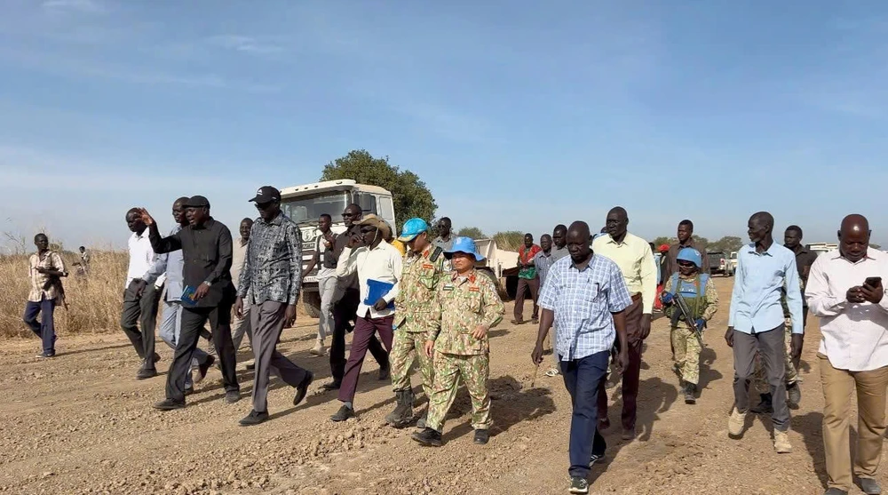 Ông Kuol Deng Rau, Trưởng Hành chính khu vực Abyei, cùng ông Kon Manyiet Matiok, Bộ trưởng Bộ Cơ sở hạ tầng và Công trình công cộng trên công trường Đội Công binh số 4 Việt Nam đang thi công. Ảnh: HẢI YẾN