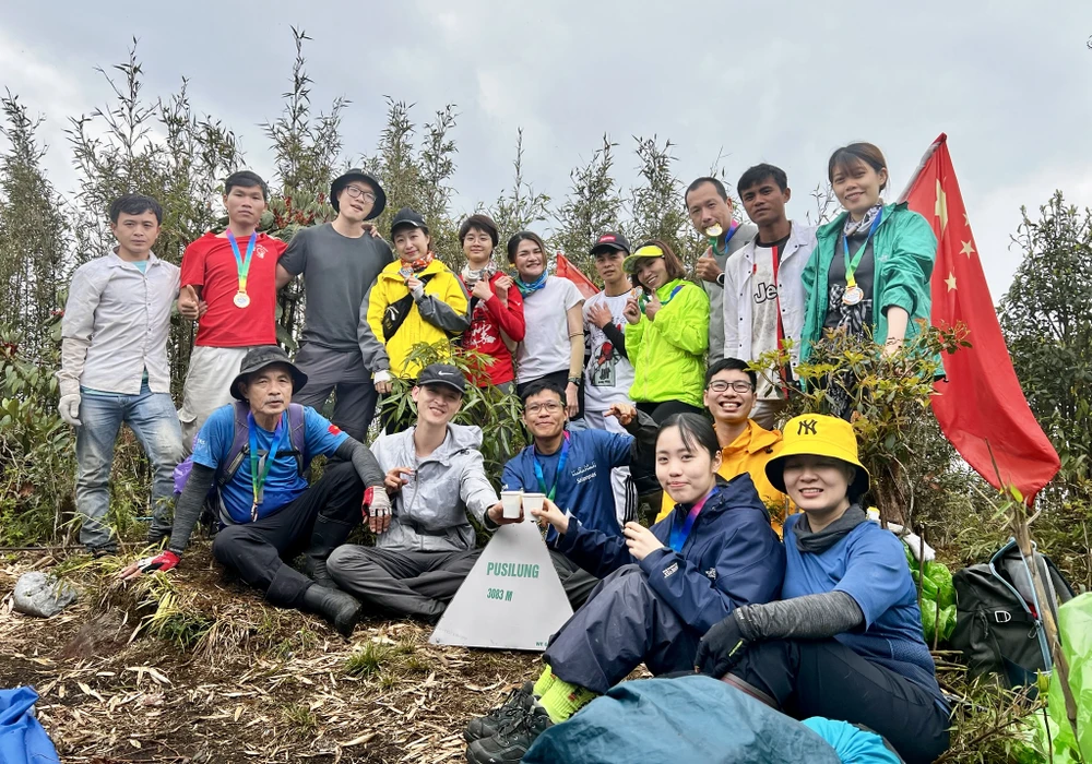 Chú Lê Hữu Dụng (áo xanh, đội mũ) cùng những người bạn trên đỉnh Pusilung hồi đầu năm 2022. Ảnh: NVCC