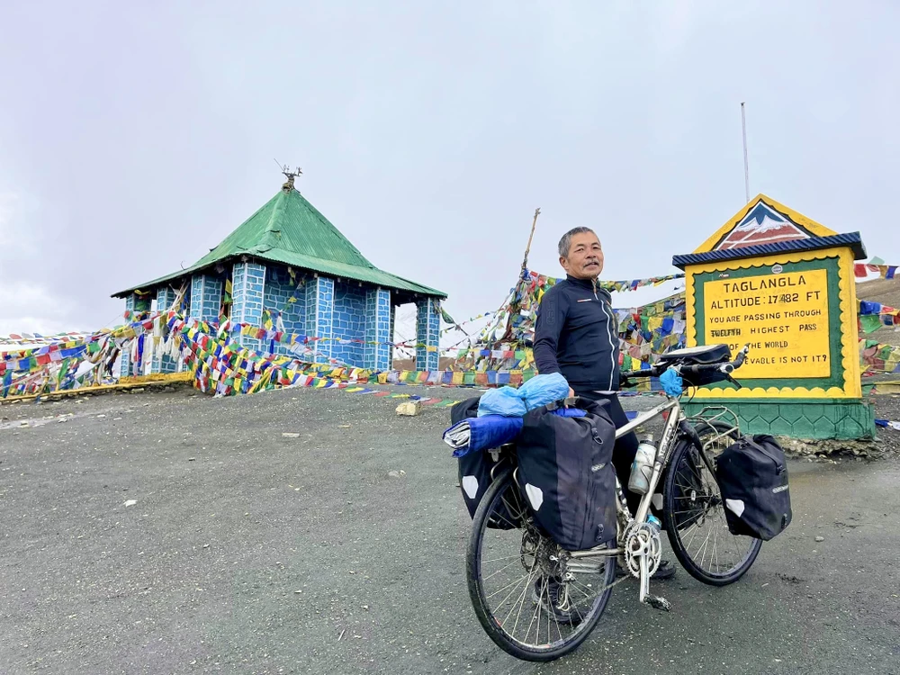 Chú Lê Hữu Dụng trong chuyến đạp xe qua vùng đất Ấn Độ. Ảnh: NVCC