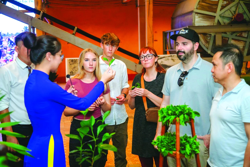 Du khách cùng thuyết minh viên tìm hiểu về trà (4).jpg