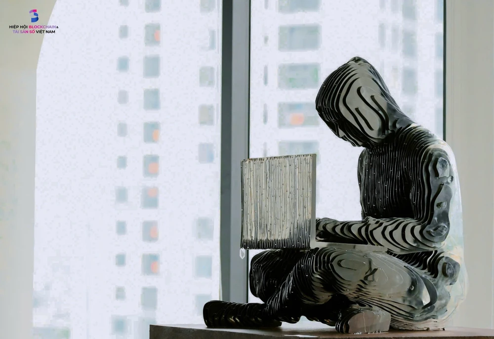 Tượng Satoshi Nakamoto - người hoặc nhóm sáng tạo ra bitcoin - đồng tiền số đầu tiên và khai sinh công nghệ blockchain. Ảnh: VBA