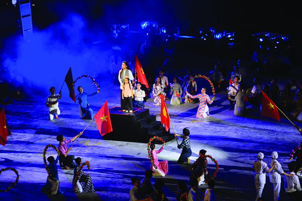 Lễ hội sông nước. Ảnh: NGUYỆT NHI