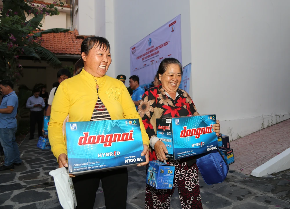 Ngư dân Bình Thuận nhận quà từ chương trình. Ảnh: NHÓM PV