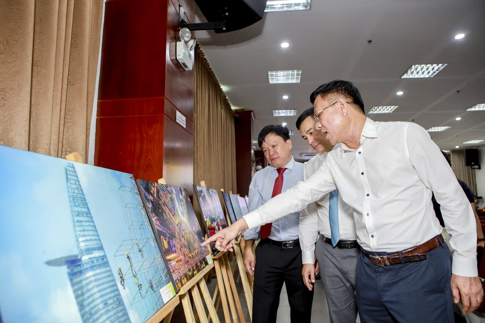 Trao giải cuộc thi “TP.HCM - Sắc màu mới”.