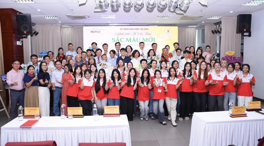 Trao giải cuộc thi “TP.HCM - Sắc màu mới”.