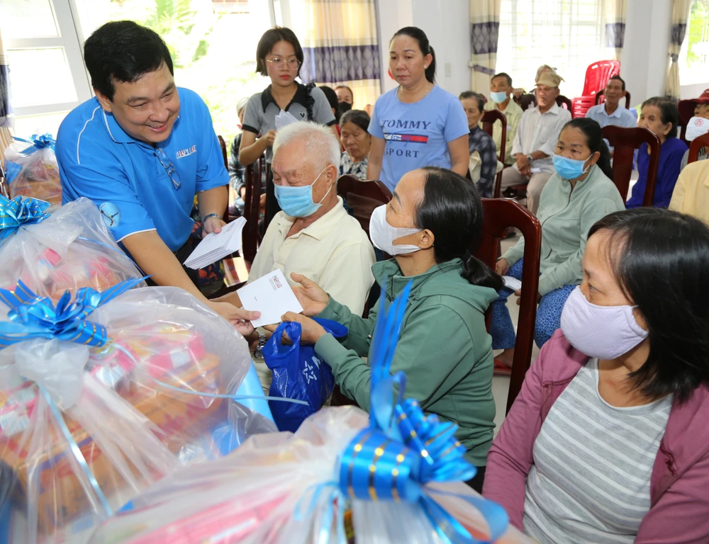 Trao quà cho hộ nghèo Bình Thuận đón tết 25-11-2023.JPG