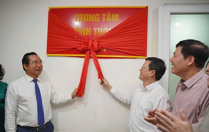 Chủ tịch UBND TP.HCM Nguyễn Văn Được cùng Thứ trưởng Bộ Tư pháp Mai Lương Khôi khánh thành Trung tâm Điều hành thông minh (IOC) trong lĩnh vực thi hành án dân sự. Ảnh: SONG MAI