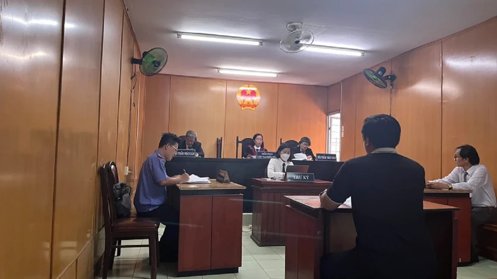 Trong số bảy người vừa bị khởi tố có bị can Diệp Văn Lập (ca sĩ Quang Lập). Hồi tháng 4-2024, ông Lập là bị đơn trong phiên tòa xử vụ tranh chấp bản quyền bài hát tại TAND TP.HCM. Ảnh: AN BÌNH