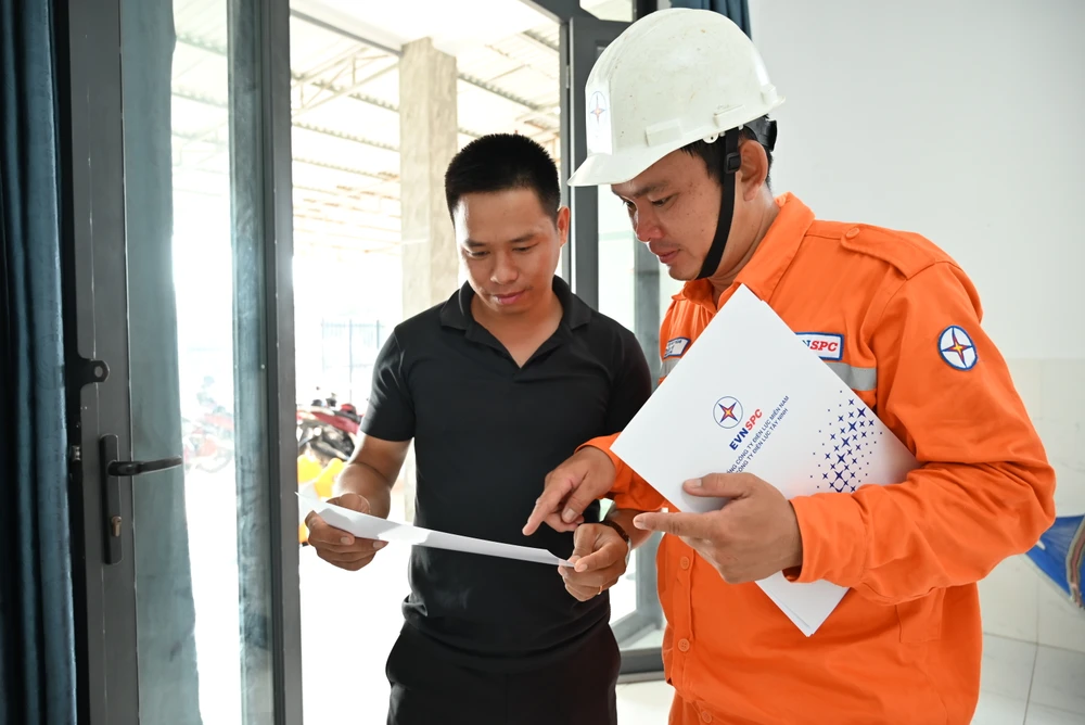 p8 anh chan trang P8.jpg