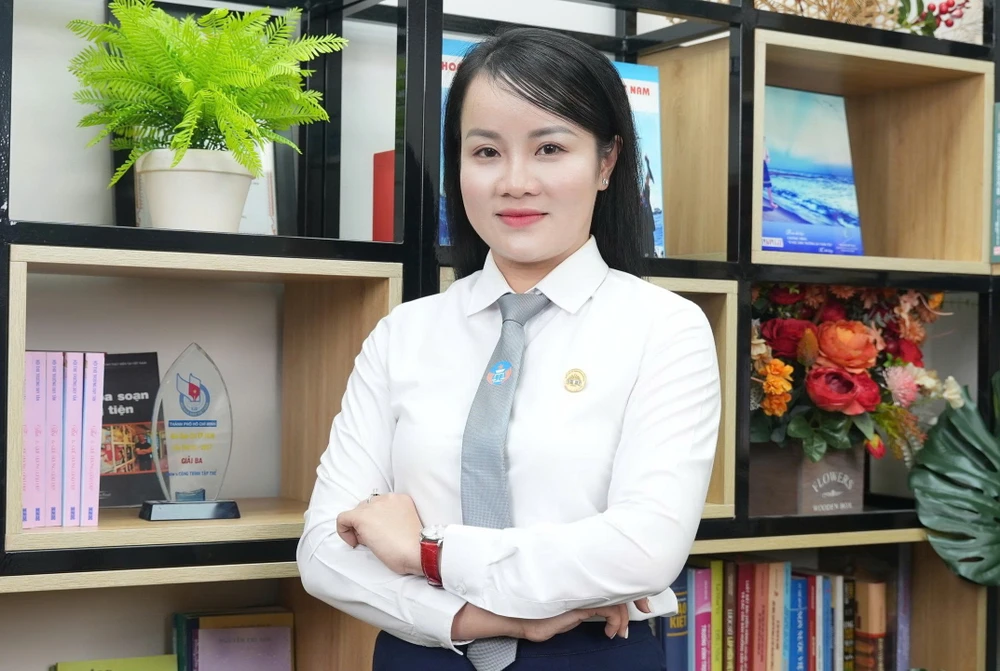 P1213_Cot phai_NGUYEN TRAN CAM GIANG.jpg